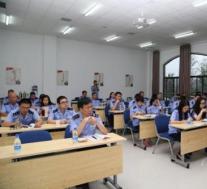 威斯康星大学社区学院教育工作者在主动学习夏季学院接受培训